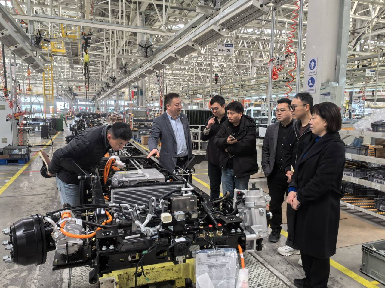 一群人站在建筑的摆设布局
AI 生成的内容可能不正确。